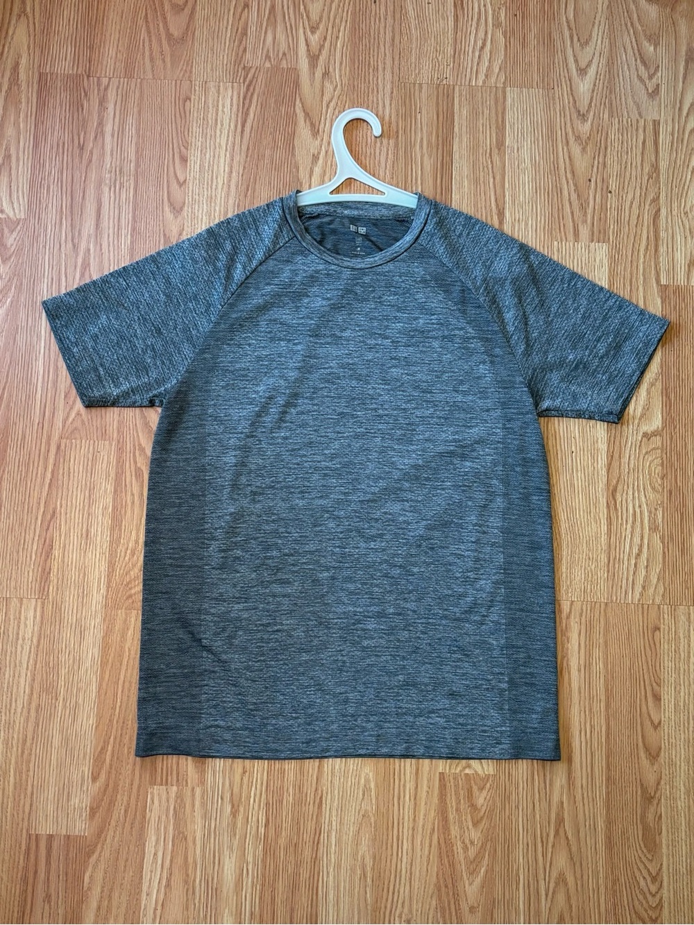 Uniqlo Men's Short-Sleeve Crew Neck Tee in Heather Charcoal
